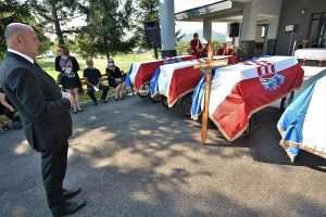 NA GROBLJU U OTOČCU: Posljednji ispraćaj posmrtnih ostataka 15 Hrvata ubijenih 1946. po nalogu OZNE Tomo Medved