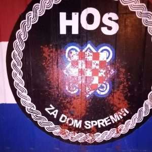 HSP SPLIT: Zaštitimo zakonski simbole Domovinskog rata - među njima je i grb HOS-a Grb HOS-a na muralu u Splitu oštećen je crvenom bojom / Foto: Fenix