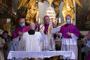 DOLAZIM KAO SVOJ MEĐU SVOJE: Mons. Kutleša i službeno postao nadbiskup koadjutor Splitsko-makarske nadbiskupije - Dolazim iz duvanjskog kraja koji je nekoć bio dio ove nadbiskupije Nadbiskupi Z. Puljic_M. Barisic i D. Kutlesa / Foto: Fenix S.M.Nadbiskupija)