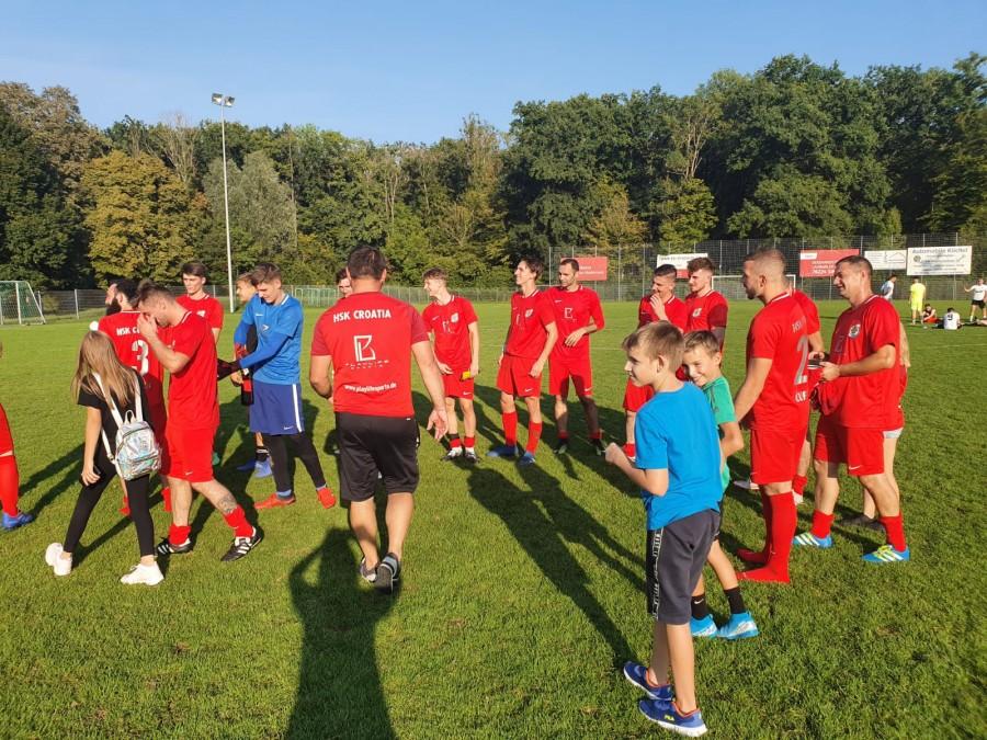 CROATIA SINGEN „OSVETILA“ REPREZENTACIJU HRVATSKE: U vrhunskoj predstavi Croatia "pregazila" portugalski Magric sa 4:0 Radost nakon utakmice i pobjede Croatije Singen / Foto: Fenix