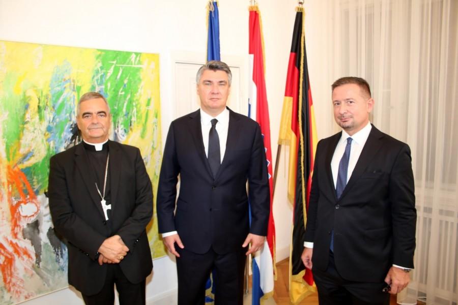 Nuncij Nikola Eterović, predsjednik Zoran Milanović i Zoran Andročeć iz Ingra-DET / Foto: Fenix