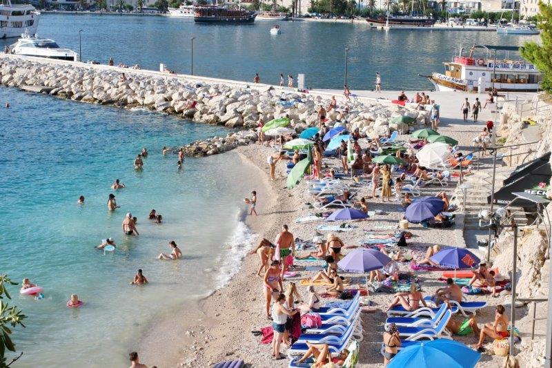 DIREKTOR HTZ-a KRISTJAN STANIČIĆ: Prepoznatljivost hrvatskog turističkog brenda porasla za 50 posto Turisti na plaži u Makarskoj / Foto: Hina