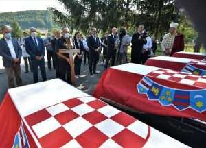 NA GROBLJU U OTOČCU: Posljednji ispraćaj posmrtnih ostataka 15 Hrvata ubijenih 1946. po nalogu OZNE Posljednjem ispraćaju nazočio je potpredsjednik Vlade i ministar hrvatskih branitelja Tomo Medved sa suradnicima