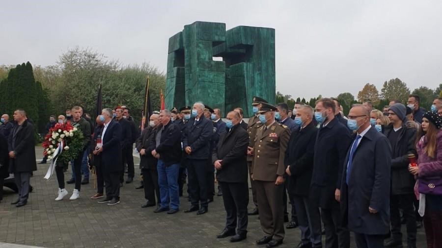 Pred polaganje vijanaca na grob Blage zadre / Foto: Fenix 