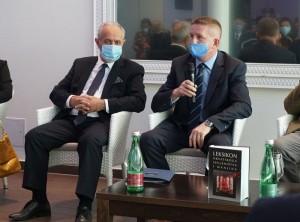 Ukoričeno leksikografsko blago hrvatskoga iseljeništva i manjina Ravnatelj Matice prof. Mijo Marić, ravnatelj Instituta Ivo Pilar dr.sc. Željko Holjevac