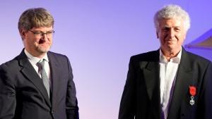 Francuski veleposlanik u RH Gael Veyssiere uručio je odličje Miroslavu Radmanu / Foto: Hina