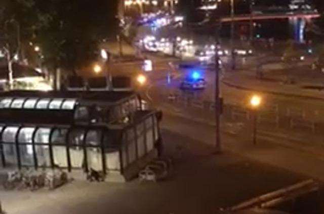 KRVOPROLIĆE KOD SINAGOGE U BEČU: Najmanje dvoje mrtvih, među ranjenima je i policajac, ubijen jedan od napadača? Pogled na mjesto odakle se pucalo / Foto: Preslk YouTube