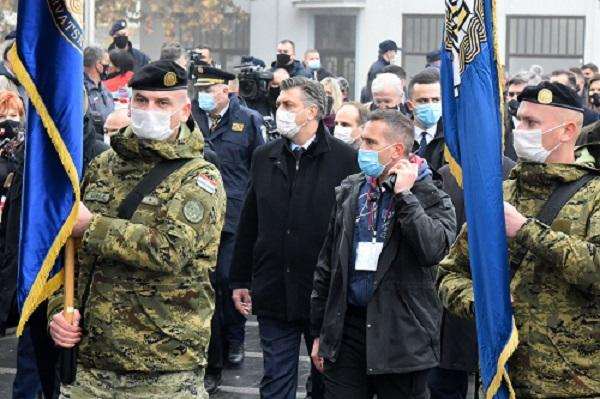 "SVJETLOSNA RIJEKA SJEĆANJA" U VUKOVARU: Niz Dunav pušteni zapaljeni crveni i bijeli lampioni Andrej Plenković / Foto: Hina