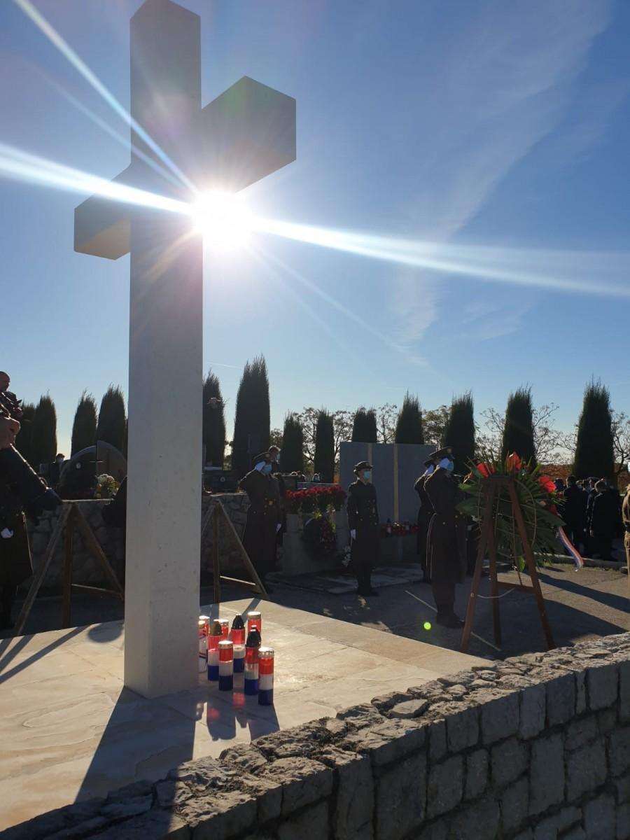 ŠKABRNJA: Obilježavanje Dana sjećanja na sveukupno 56 civilnih žrtava i 25 ubijenih hrvatskih branitelja Škabrnje ŠKABRNJA: Obilježavanje Dana sjećanja na sveukupno 56 civilnih žrtava i 25 ubijenih hrvatskih branitelja Škabrnje