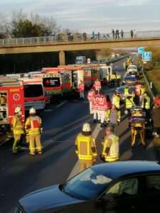 KAOS NA NJEMAČKOJ AUTOCESTI: U nesreći sudjelovalo osam vozila i 23 osobe Nesreća na autocesti/Foto: Feuerwehr Grevenbroich