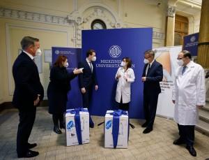 kancelar Kurz, ministar zdravlja Anschober i zdravstveno osoblje na Medicinskom Sveučilištu Beč/Foto: Fenix (S.H./D. Tatic)