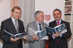 U BEČU PREMINUO DR. JOSIP SERŠIĆ: Hrvatska zajednica iz Austrije žali za poznatim kroatistom i uglednim članom Hrvatska akademska zajednica u Austriji U Beču preminuo dr. Josip Seršić ( sredini) / Foto: Fenix (S.Herek)