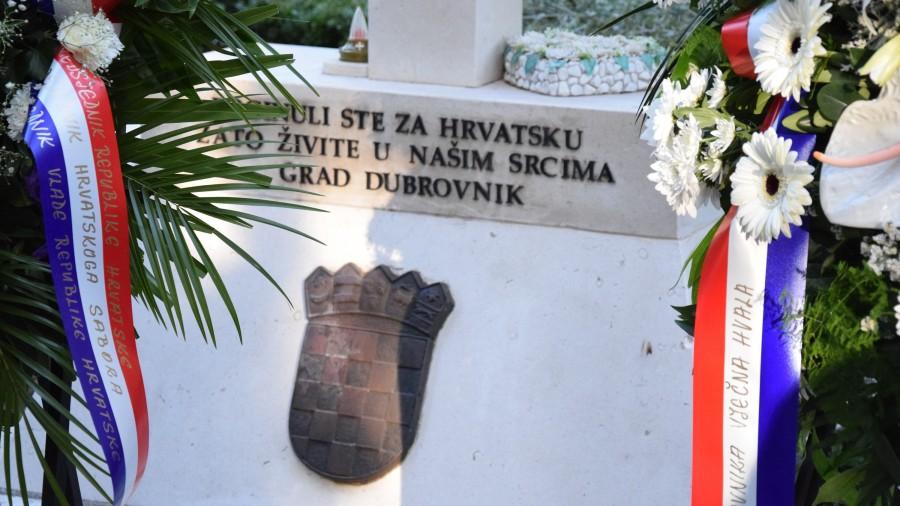 GRADONAČELNIK DUBROVNIKA: Sjećanja na 1991. još su živa i nose tugu, ali i ponos! Počast za poginule hrvatske branitelje Dubrovnika na Boninovu/ Foto:Hina