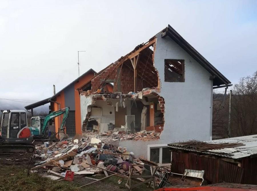 Kuća obitelji Radošević je toliko devastirana da se mora potpuno rušiti i sagraditi nova / Foto: Fenix (Diana Vukusic)