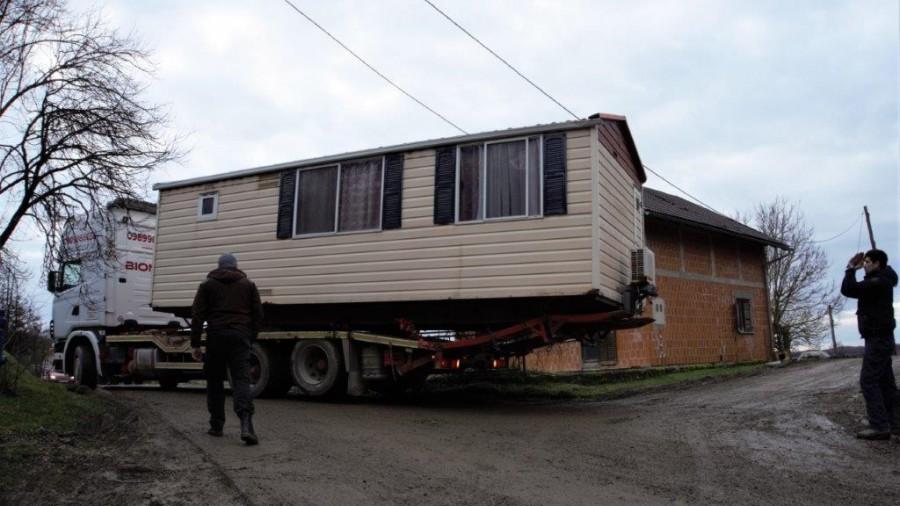 REPORTAŽA: Volonteri pomažu petrinjskim selima Cepeliš, Pecki i Sibić da se priberu nakon potresa Kamp kućica stiže u selo Pecki / Foto: Hina