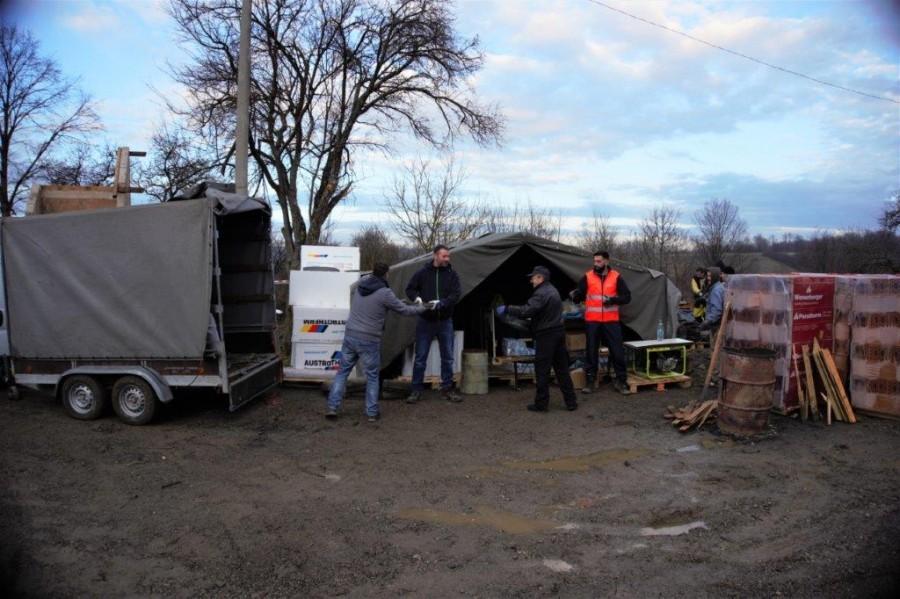 REPORTAŽA: Volonteri pomažu petrinjskim selima Cepeliš, Pecki i Sibić da se priberu nakon potresa Volonteri u Sibiću / Foto: Hina