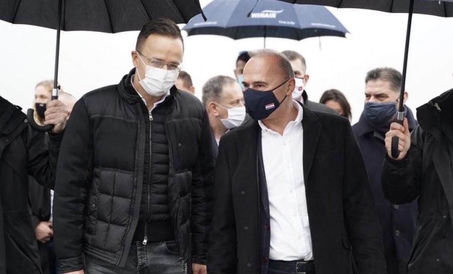 MAĐARSKI ŠEF DIPLOMACIJE U PETRINJI: Mađarska i MOL Hrvatskoj donirali pedeset kontejnera Peter Szijjarto i Gordan Grlić Radman / Foto: Fenix (L.B.)