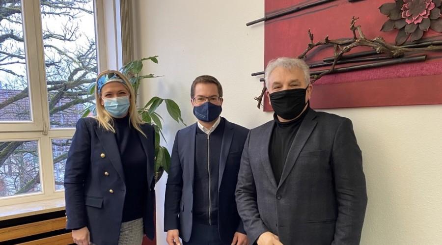 NJEMAČKI GRADONAČELNIK SEBASTIAN KURZ: Ljudi su dolazili, donosili donacije za Hrvatsku i ostali pomagati Sanddra Vidović, Sebastian Kurz i Pero Vidović / Foto: Fenix
