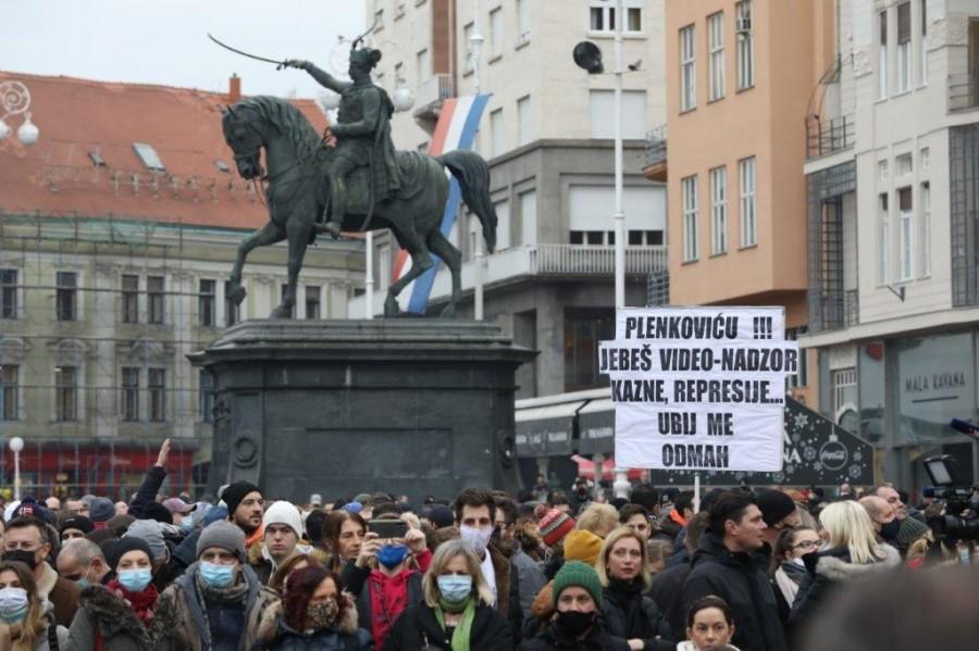 VELIKI PROSVJED U ZAGREBU: Prosvjednici traže prestanak diskriminatornih mjera, ukidanje nameta i odlazak ministra Ćorića Prosvjed na Trgu bana Jelačića / Foto: Hina