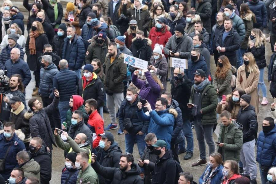 VELIKI PROSVJED U ZAGREBU: Prosvjednici traže prestanak diskriminatornih mjera, ukidanje nameta i odlazak ministra Ćorića Prosvjedni skup u Zagrebu / Foto: Hina