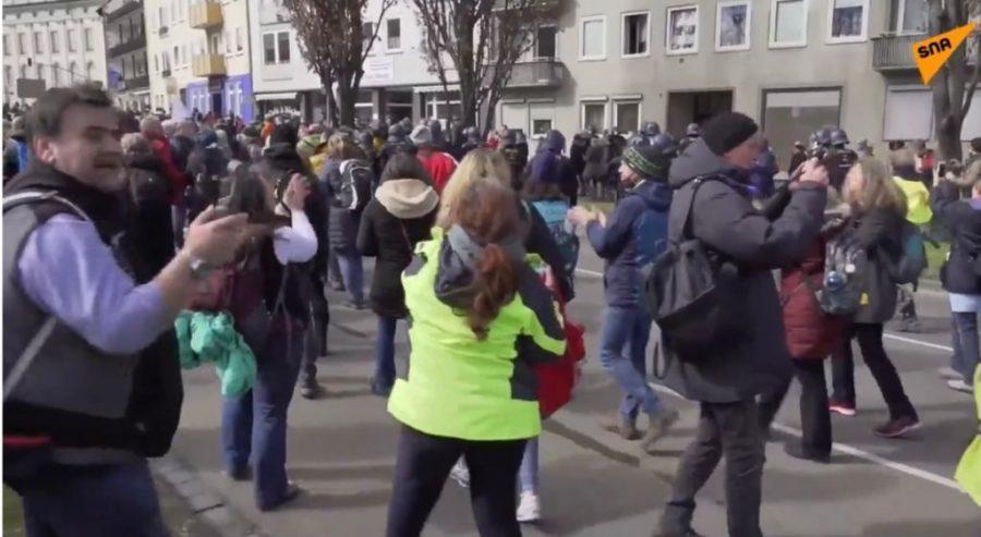SUKOBI POLICIJE I PROSVJEDNIKA U KASSELU: Više tisuća prosvjednika prosvjedovalo protiv mjera ograničenja SUKOBI POLICIJE I PROSVJEDNIKA U KASSELU: Više tisuća prosvjednika prosvjedovalo protiv mjera ograničenja