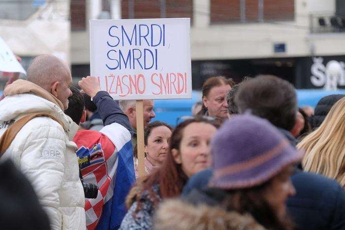 (FOTO) DOSTA IM JE: Prosvjedi protiv epidemioloških mjera u pet hrvatskih gradova