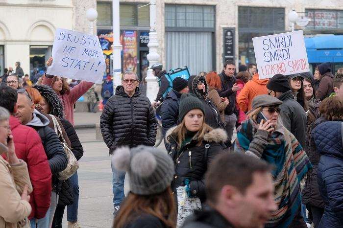(FOTO) DOSTA IM JE: Prosvjedi protiv epidemioloških mjera u pet hrvatskih gradova
