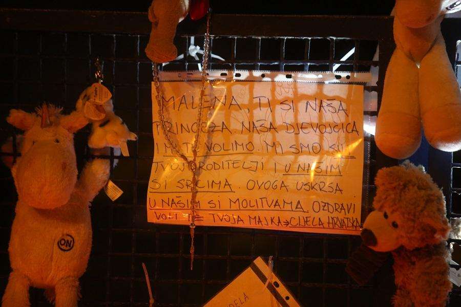 LJUDI SE OPRAŠTAJU OD PREMINULE DJEVOJČICE: Ispred bolnice ostavljaju dirljive poruke, igračke i zapaljene svijeće