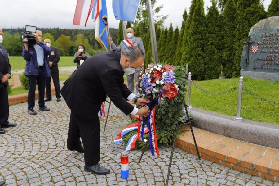 76. GODIŠNJICA BLEIBURŠKE TRAGEDIJE: Veleposlanik Glunčić u ime Hrvatskog sabora i Hrvatske vlade odao počast žrtvama polaganjem vijenaca na Bleiburškom polju