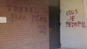 UVREDLJIVE PORUKE: Grafitima oskrvnuta crkva u Bihaću, osude vlasti i Islamske zajednice Bihac crkva jpg