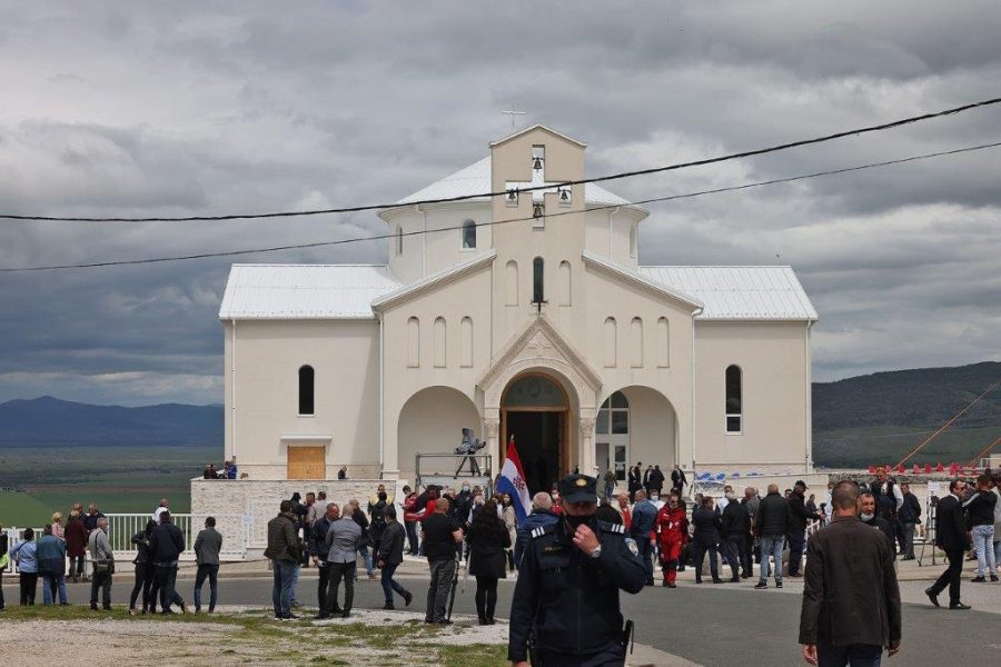 (FOTO) NA UDBINI ODANA POČAST ŽRTVAMA BLEIBURŠKE TRAGEDIJE: Biskup Križić istaknuo kako je "zločin i kad se osuđuje zločin samo jedne strane" Crkva hrvatskih mučenika