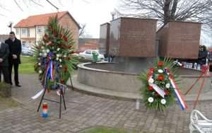 VUKOVAR: Otkrivena bista svećeniku Emeriku Gašiću iz Komletinaca kojeg su ubili pripadnici Udbe 1947. Komletinci trg