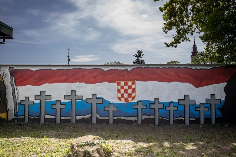 INCIDENT U BOROVU: Srbima zasmetalo oslikavanje murala u Borovu, skupina od 20-tak pojedinaca pjevala „Oj hrvatska mati, Srbe ćemo klati“