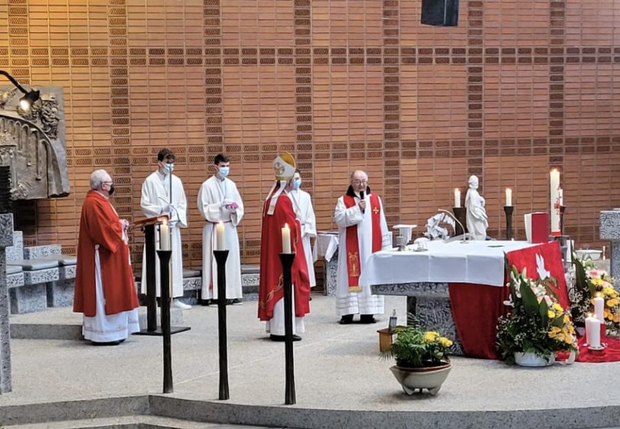 (FOTO) Biskup Pero Sudar podijelio sakrament Sv. Potvrde hrvatskim krizmanicima u Ludwigshafenu krizma hkm ludwigshafen jpg