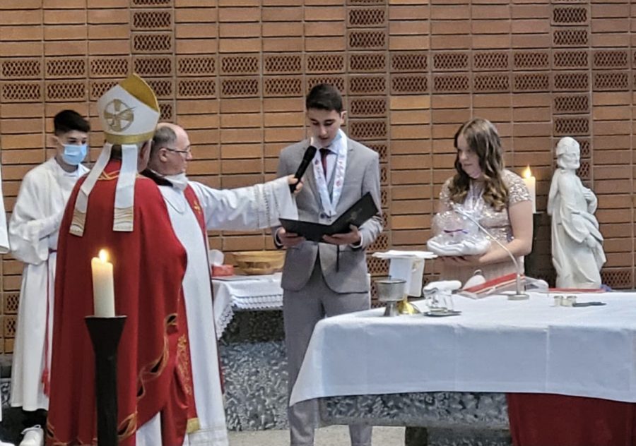 (FOTO) Biskup Pero Sudar podijelio sakrament Sv. Potvrde hrvatskim krizmanicima u Ludwigshafenu krizma ludwigshafen jpg