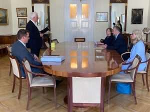 POVRATAK U HRVATSKU: Veleposlanik Glunčić u Salzburgu preuzeo pronađene Papinske povelje iz Dubrovnika iz 12. stoljeća