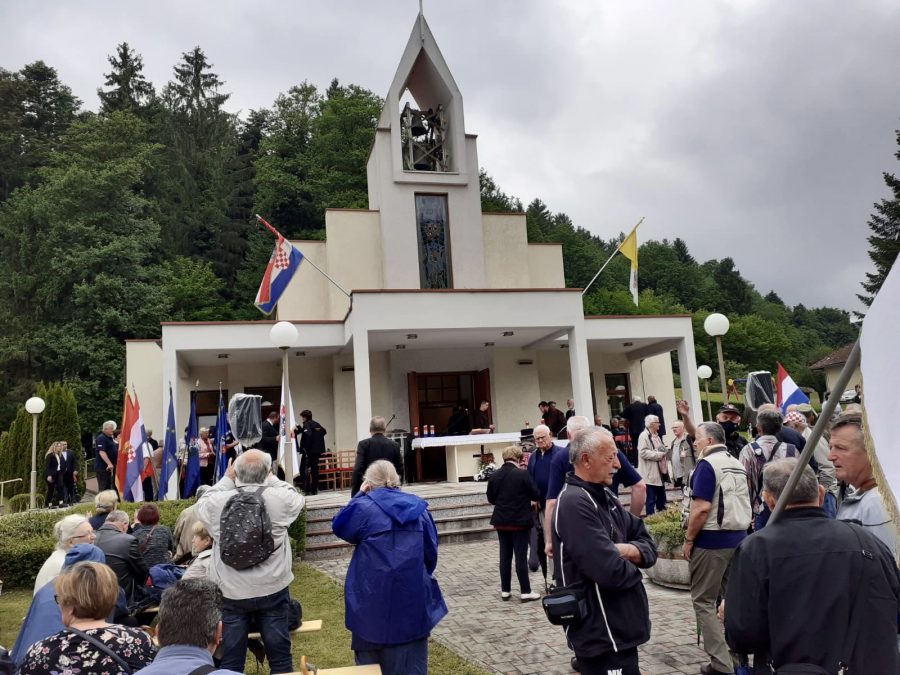 (FOTO) U Macelju pokopani posmrtni ostatci 84 žrtve jugokomunističkog zločina