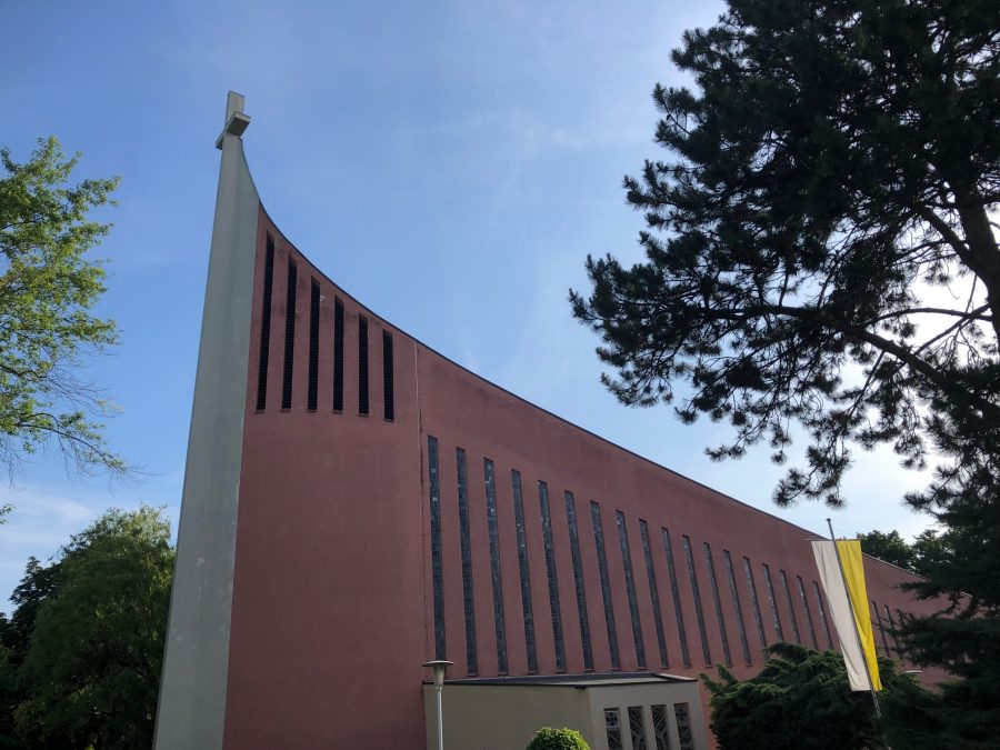 USTALI PROTIV RUŠENJA CRKVE: Njemački i ostali katolici iz Frankfurt-Preungesheima usprotivili se odluci Biskupije Limburg USTALI PROTIV RUŠENJA CRKVE: Njemački i ostali katolici iz Frankfurt-Preungesheima usprotivili se odluci Biskupije Limburg