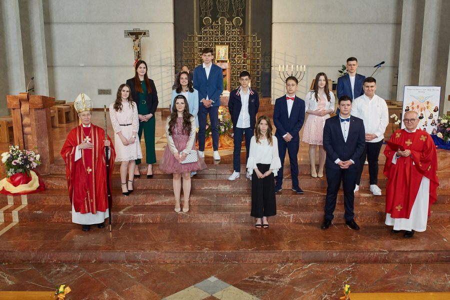 (FOTO) HKZ MAINZ: Sakrament Svete potvrde primilo 48 krizmanika