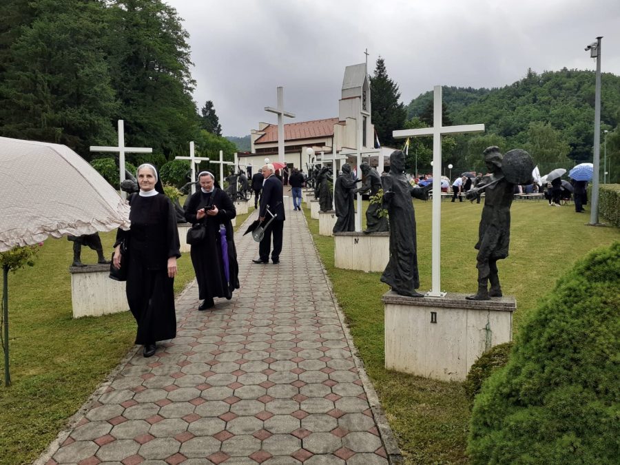 (FOTO) U Macelju pokopani posmrtni ostatci 84 žrtve jugokomunističkog zločina