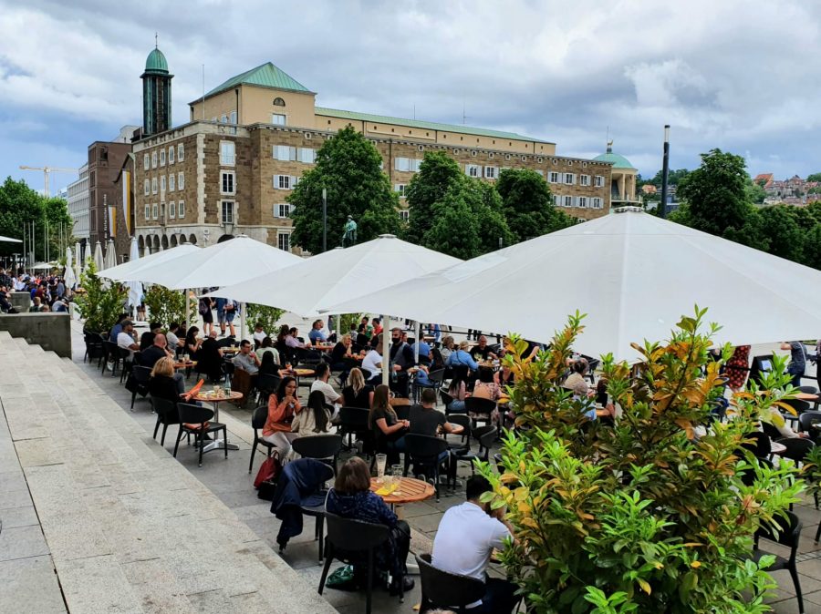 (FOTO VIJEST) ŽIVOT SE VRATIO U STUTTGART: Kafići i ulice puni ljudi, o koroni malo tko više razmišlja