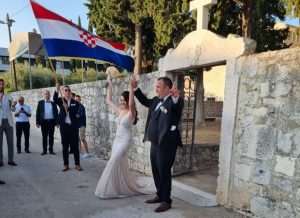 (FOTO) HRVATSKO-NJEMAČKO VJENČANJE U SPLITU: Jessica i Ante Đonlić se vjenčali u crkvi Sv. Ante na Poljudu