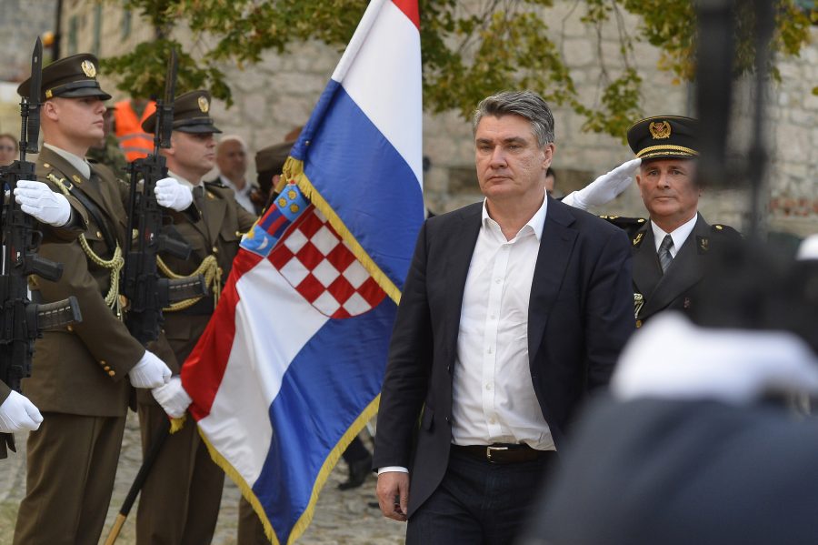 MILANOVIĆ PORUČIO IZ KNINA: Želim da Hrvatska ima stegu koju je vojska imala u Oluji, zaštitit ćemo hrvatske ratne zapovjednike od lažnih optužbi MILANOVIĆ PORUČIO IZ KNINA: Želim da Hrvatska ima stegu koju je vojska imala u Oluji, zaštitit ćemo hrvatske ratne zapovjednike od lažnih optužbi