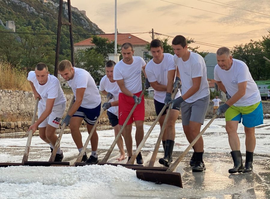 (FOTO I VIDEO) SPASILI 60 TONA SOLI: Rukometaši RKHM Dubrovnik odazvali se pozivu iz Stona za berbu soli (FOTO I VIDEO) SPASILI 60 TONA SOLI: Rukometaši RKHM Dubrovnik odazvali se pozivu iz Stona za berbu soli