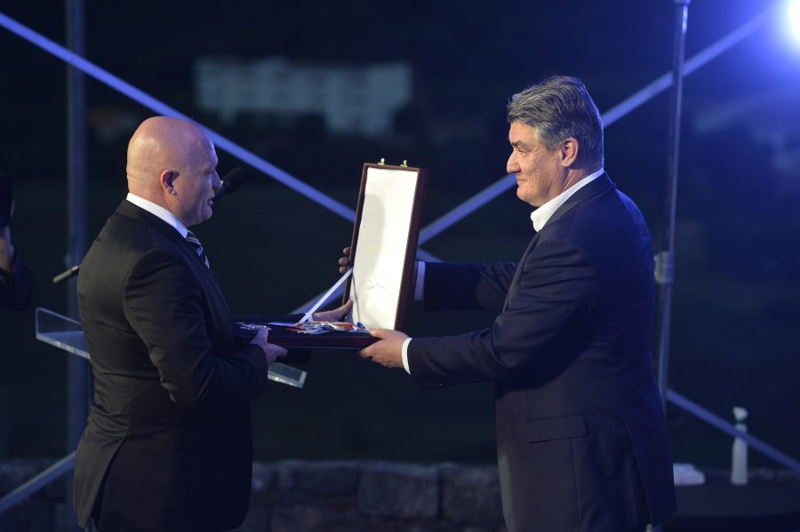 MILANOVIĆ URUČIO VISOKA ODLIČJA: Odlikujemo neke od najboljih među vama, ne da bi nekog povrijedili već potvrdili ispravnost našeg puta MILANOVIĆ URUČIO VISOKA ODLIČJA: Odlikujemo neke od najboljih među vama, ne da bi nekog povrijedili već potvrdili ispravnost našeg puta
