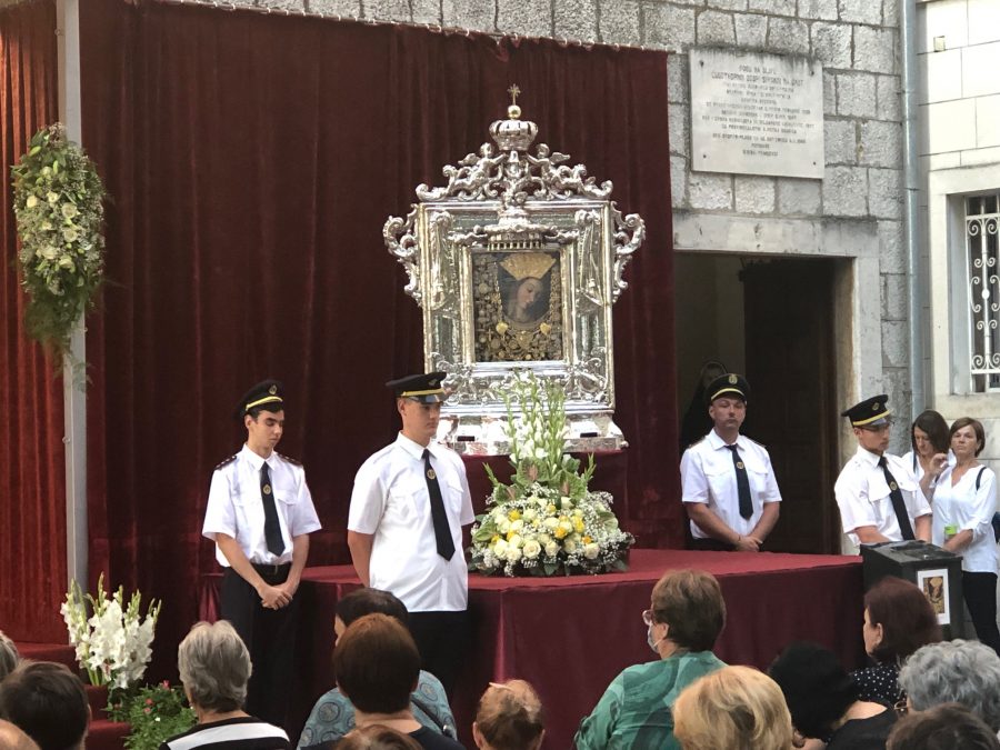 BLAGDAN JE VELIKE GOSPE: Svim Marijama, Marama, Marijanama, Maricama, ...., želimo sretan imendan