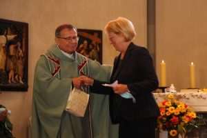 (FOTO) UZ MNOŠTVO EMOCIJA I SUZA: Vlč. Vinko Delinac se nakon 28 godina službe u katoličkim misijama Bochum i Gelsenkirchen oprostio od svojih vjernika