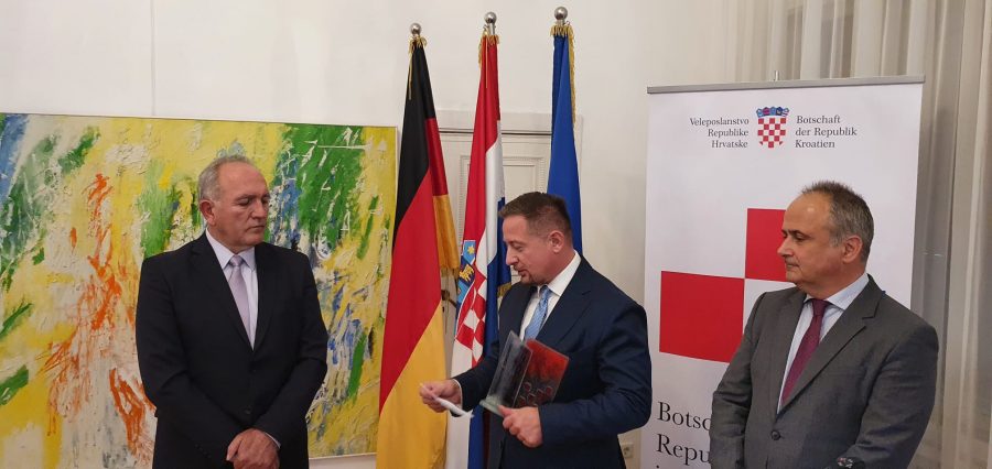 DODJELA VEČERNJAKOVIH DOMOVNICA 2021. U BERLINU: Priznanja onima koji kroz svoj rad predstavljaju i Hrvatsku DODJELA VEČERNJAKOVIH DOMOVNICA 2021. U BERLINU: Priznanja onima koji kroz svoj rad predstavljaju i Hrvatsku