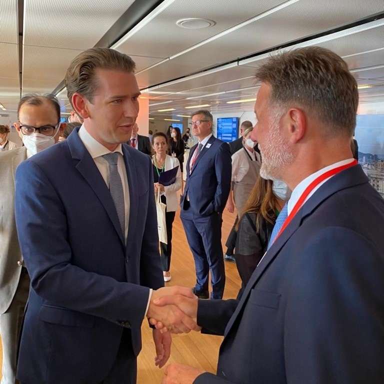 JANDROKOVIĆ SA KURZOM U BEČU: Nakon susreta s austrijskim kancelarom, predsjednik Hrvatskog sabora je u Veleposlanstvu pozdravio austrijske Hrvate
