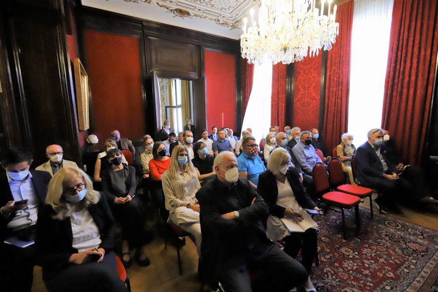 JANDROKOVIĆ SA KURZOM U BEČU: Nakon susreta s austrijskim kancelarom, predsjednik Hrvatskog sabora je u Veleposlanstvu pozdravio austrijske Hrvate
